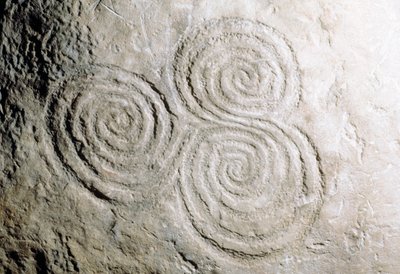 Detalle de grabados rupestres curvilíneos en la tumba de pasaje de la Edad de Piedra de Newgrange (Lista del Patrimonio Mundial de la Unesco) de Georg Carl Heinrich Dollmann