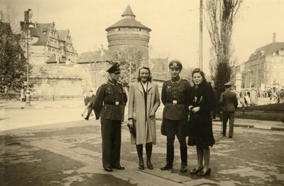 Segunda Guerra Mundial (1939-1945): dos soldados alemanes posando con su compañera o esposa en la ciudad de Tours en Francia de Frederick (attr. to) Barnard
