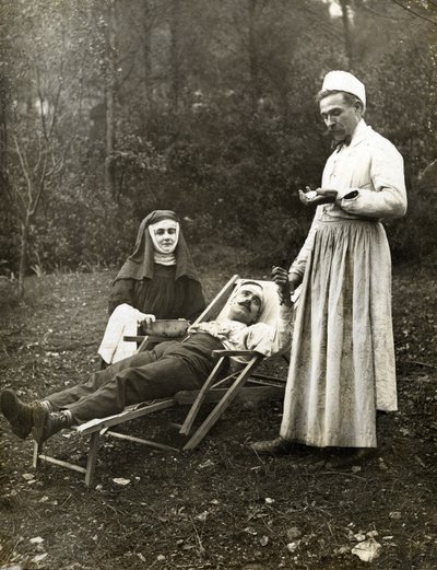 Doctor tomando el pulso a un hombre herido, asistido por una monja enfermera, circa 1900 de . .