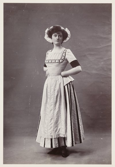 Retrato eduardiano, mujer con vestido del siglo XVIII de John Pardon
