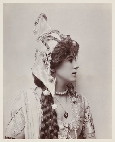 Retrato eduardiano, mujer con traje exótico de John Pardon