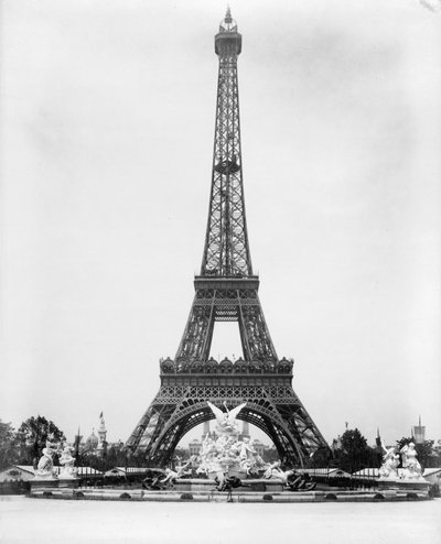 Torre Eiffel y Fuente Coutan, Exposición de París de . .