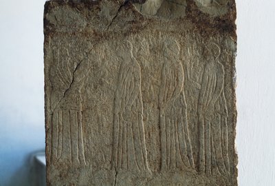 Euménides, relieve votivo, Argos, Grecia, civilización griega, siglo III a.C. de William Walcutt