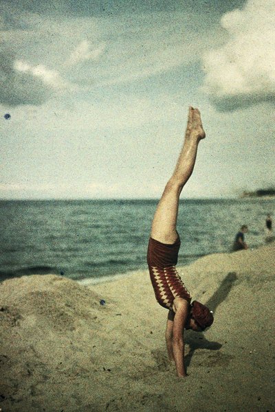 Eva haciendo una parada de manos, c. 1920s de Frederick (attr. to) Barnard