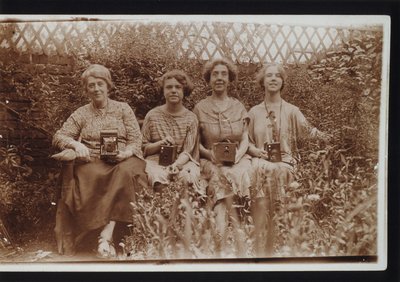 Cuatro mujeres con cámaras Kodak, incluidas cámaras Brownie, c. 1900s de Frederick (attr. to) Barnard