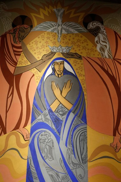 Fresco en la iglesia de Saint James, Montrouge, Francia. Coronación de la Virgen María de . .