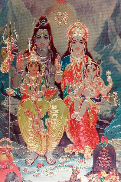 Dios Shiva y diosa Parvati con su hijo Ganesha de . .