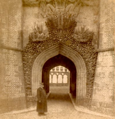 Guardia fuera de la entrada al Palacio de Pena (Palacio da Pena), Sintra, Lisboa, Portugal c.1888 (foto) de Frederick (attr. to) Barnard
