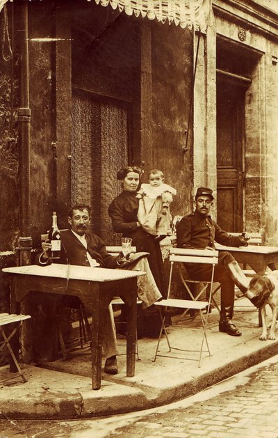 Hombre sosteniendo una botella de absenta, c. 1900, en la terraza de un café de Frederick (attr. to) Barnard