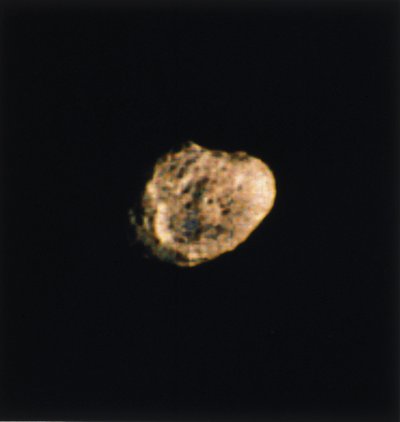 Hyperion, una de las lunas de Saturno, fotografiada por Voyager 2 de Ferdinand Georg Waldmuller