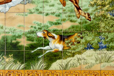 Vista interior, panel de azulejos, pintor Furcy Ernest Tondeur, ejecutor Boch Frères La Louvière, primer panel, escena de caza con tres jinetes (detalle) de . .