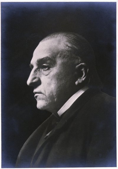 Jean-Martin Charcot. alrededor de 1880 (foto en b/n) de . .