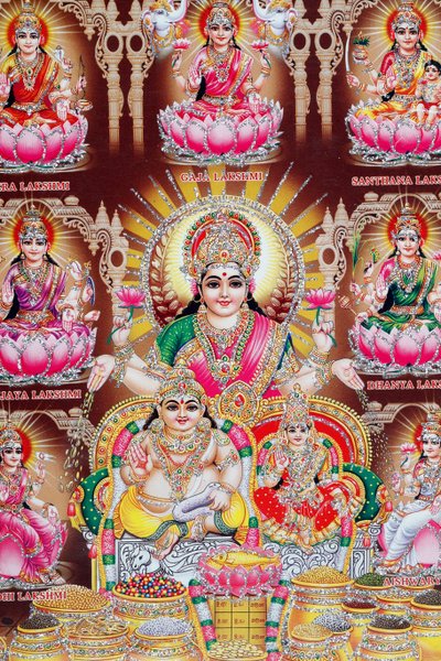 Lakshmi, la esposa de Vishnu, es la diosa de la prosperidad, la buena fortuna y la belleza de . .