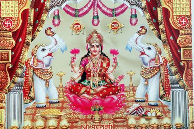 Lakshmi, la esposa de Vishnu, es la diosa de la prosperidad, la buena fortuna y la belleza de . .