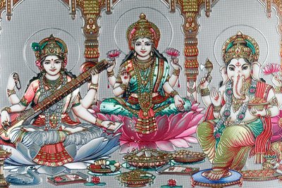 Lakshmi, la esposa de Vishnu, es la diosa de la prosperidad, la buena fortuna y la belleza. Ganesh de . .