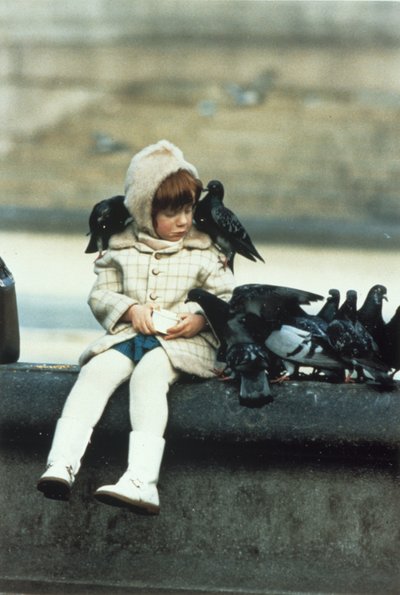 Niña pequeña con palomas de Frederick (attr. to) Barnard