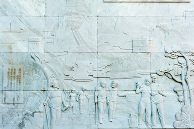 Relieve de mármol que representa personas; Gran Muralla; sección de Jinshanling; República Popular de China de Frederick (attr. to) Barnard