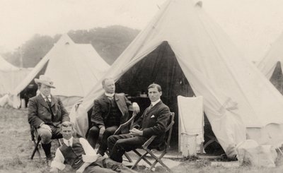 Hombres relajándose fuera de su tienda c. 1908 de . .