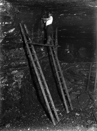 Minería, corte de carbón en las capas superiores de la famosa veta de diez yardas, Staffordshire, c. 1890s de Frederick (attr. to) Barnard