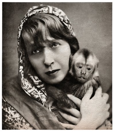 Mistinguett con un pequeño mono de . .
