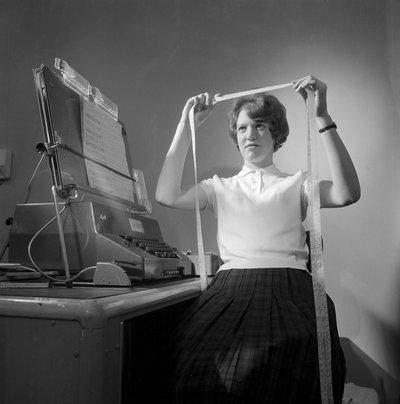 Computadora Modelo 803: ingeniera trabajando en la rectificación de cintas de Frederick (attr. to) Barnard