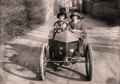 De paseo, c. 1912 (foto) de Frederick (attr. to) Barnard