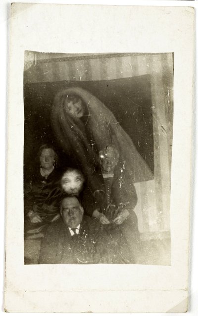 Fenómeno paranormal: retrato de tres personas mayores, el espíritu de una mujer apareciendo detrás de ellos, hacia 1920. Fotografía de William Hope (1863-1933) de Frederick (attr. to) Barnard