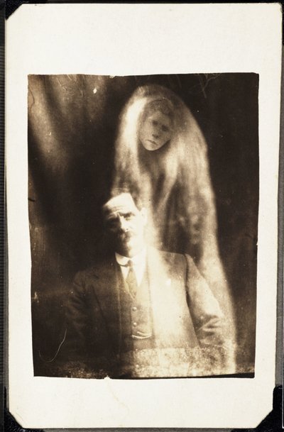 Fenómeno paranormal: retrato de un hombre y el espíritu de su esposa apareciendo detrás de él, hacia 1920. Fotografía de William Hope (1863-1933) de Frederick (attr. to) Barnard