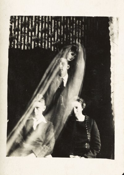 Fenómeno paranormal: retrato de una mujer y dos hombres, y el espíritu de una mujer apareciendo detrás de ellos, hacia 1920. Fotografía de William Hope (1863-1933) de Frederick (attr. to) Barnard