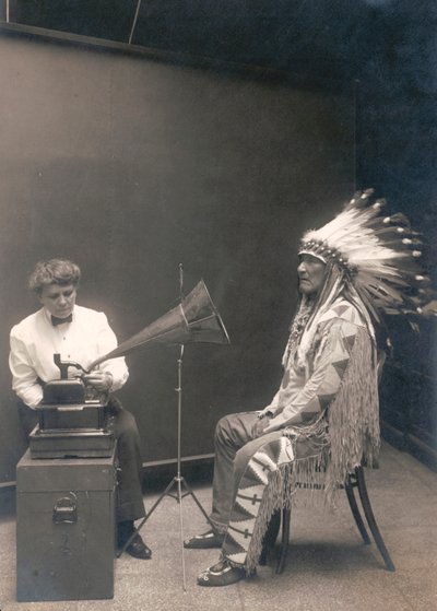 Indio Piegan, Jefe de la Montaña, escuchando una grabación con la etnóloga Frances Densmore de . .