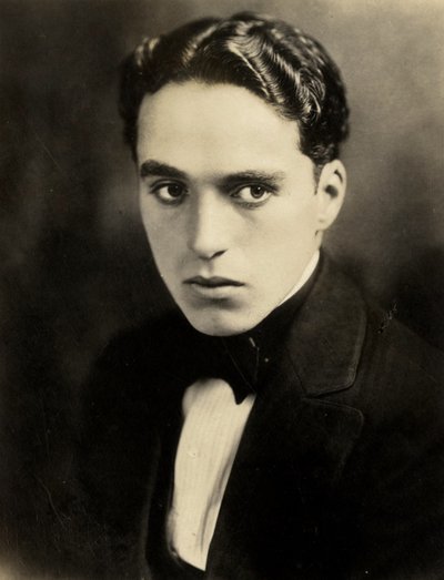 Retrato de Charlie Chaplin, c. 1918 (foto sepia) de Hippolyte Lalaise Devéria