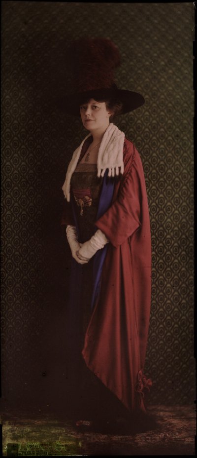 Retrato de una mujer con ropas ceremoniales, c. 1912 de Frederick (attr. to) Barnard