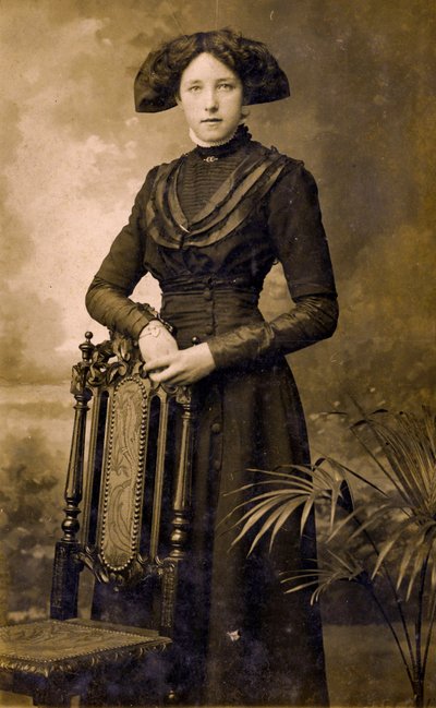 Retrato de una mujer eduardiana, Eastbourne c.1908 de . .