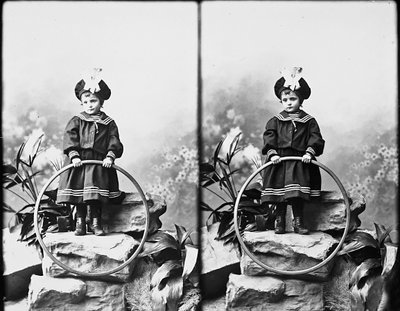 Retrato de una niña con traje de marinero, fotografía estereoscópica de Henry Charles Fehr