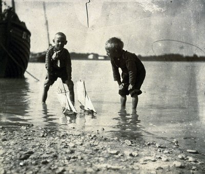 Escena de playa, retrato de dos niños, hacia 1900-1905 de Frederick (attr. to) Barnard
