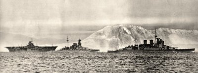 Barcos HMS Ark Royal, HMS Malaya y HMS Renown saliendo de su base en Gibraltar, c.1940 de . .