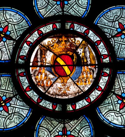 El óculo del tímpano de una de las dos ventanas de la capilla de Noailles, con los brazos del cardenal, pintado a mediados del siglo XVIII por Jean Le Vieil. Catedral Notre Dame de París - París 4 - XIII, XIII, XIX, rehabilitación por Vi de . .
