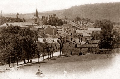 El pueblo de Saint-Bonnet-le-Froid, a principios del siglo XX (postal) de . .