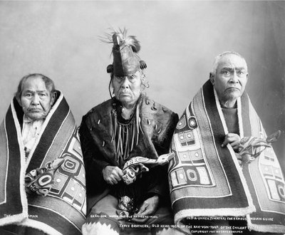 Tres hermanos, antiguos jefes de la tribu Kak-Von-Tons de los Chilkat, c.1907 de . .