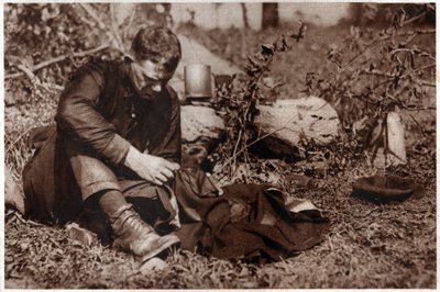 Vagabundo remendando su ropa. 1929 de . .