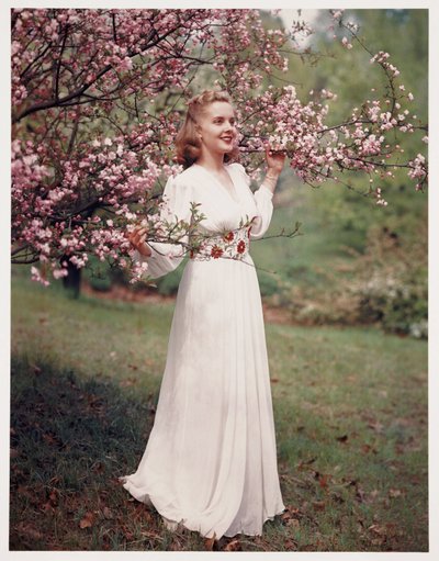 Mujer modelando un vestido cerca de flores, c. 1940s de Frederick (attr. to) Barnard