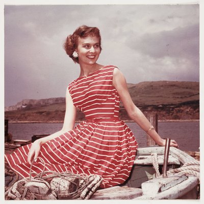 Mujer con vestido de verano, c. 1950s de Frederick (attr. to) Barnard