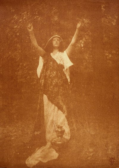Mujer con un jarrón, c. 1906 de John Pardon