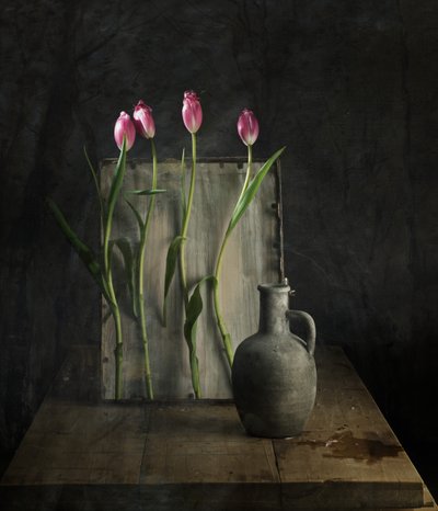 Naturaleza muerta con tulipanes rústicos de chenyi wang