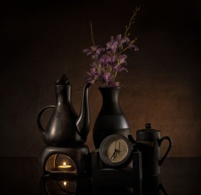 Elegante naturaleza muerta a la luz de las velas de larryliu