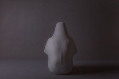 Figura envuelta en un manto, en silencio de nargesjabbari