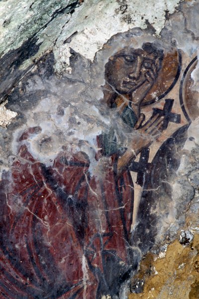 Figura de santo con cruces, fresco en la iglesia bizantina en Prodromi, Creta, Grecia de Theodore Charles Ange Coquelin