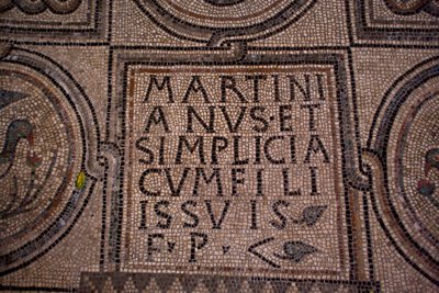 Detalle de una inscripción (mosaico) de School Italian