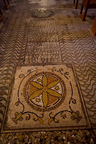 Detalle de la decoración del suelo (mosaico) de School Italian