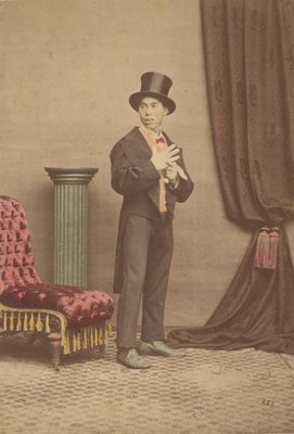 Retrato de estudio de un hombre japon s con ropa occidental